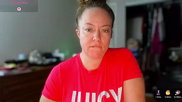 Snapshot of julimonroe chatting on November 3, 2025, 11:00 am julimonroe online show from November 3, 2025, 11:00 am