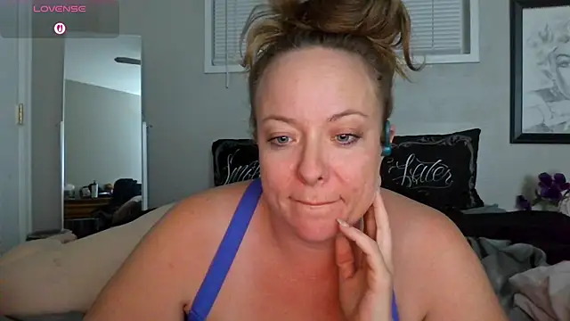 Snapshot of julimonroe chatting on November 4, 2025, 3:05 am julimonroe online show from November 4, 2025, 3:05 am