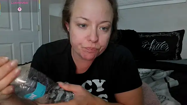 Snapshot of julimonroe chatting on November 6, 2025, 2:45 am julimonroe online show from November 6, 2025, 2:45 am