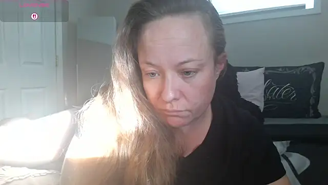 Snapshot of julimonroe chatting on November 9, 2025, 9:57 pm julimonroe online show from November 9, 2025, 9:57 pm