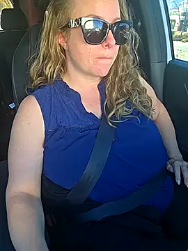 Snapshot of julimonroe chatting on November 13, 2025, 5:56 pm julimonroe online show from November 13, 2025, 5:56 pm