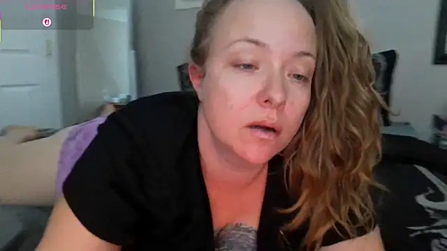 Snapshot of julimonroe chatting on November 16, 2025, 11:10 pm julimonroe online show from November 16, 2025, 11:10 pm