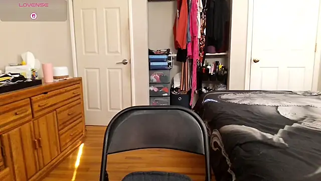 Snapshot of julimonroe chatting on November 18, 2025, 6:56 pm julimonroe online show from November 18, 2025, 6:56 pm