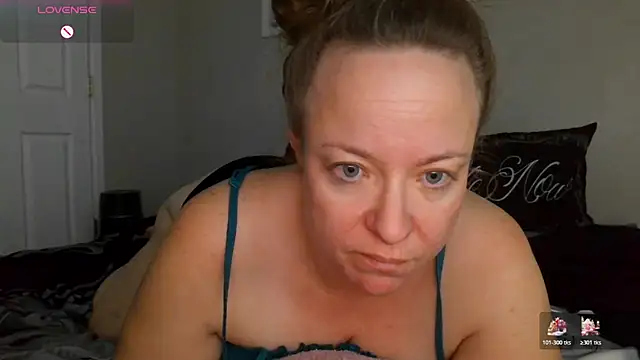 Snapshot of julimonroe chatting on December 18, 2025, 10:43 am julimonroe online show from December 18, 2025, 10:43 am