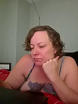 Snapshot of julimonroe chatting on April 22, 2026, 2:47 am julimonroe online show from April 22, 2026, 2:47 am