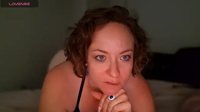 Snapshot of julimonroe chatting on April 24, 2026, 2:58 am julimonroe online show from April 24, 2026, 2:58 am