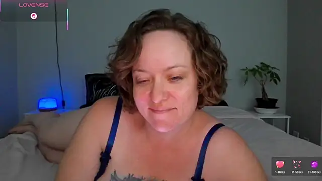 Snapshot of julimonroe chatting on April 27, 2026, 3:04 am julimonroe online show from April 27, 2026, 3:04 am