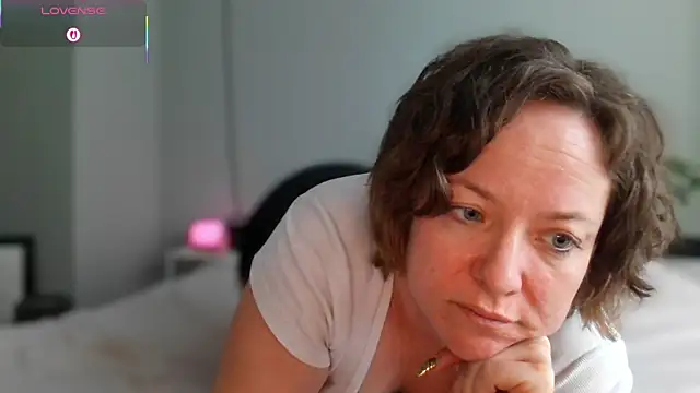 Snapshot of julimonroe chatting on May 6, 2026, 3:06 pm julimonroe online show from May 6, 2026, 3:06 pm