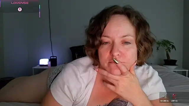 Snapshot of julimonroe chatting on May 7, 2026, 4:40 am julimonroe online show from May 7, 2026, 4:40 am
