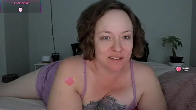 Snapshot of julimonroe chatting on May 8, 2026, 3:56 am julimonroe online show from May 8, 2026, 3:56 am