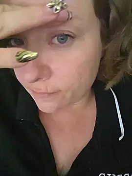 Snapshot of julimonroe chatting on May 26, 2026, 2:18 am julimonroe online show from May 26, 2026, 2:18 am