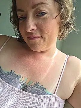Snapshot of julimonroe chatting on May 26, 2026, 3:19 pm julimonroe online show from May 26, 2026, 3:19 pm