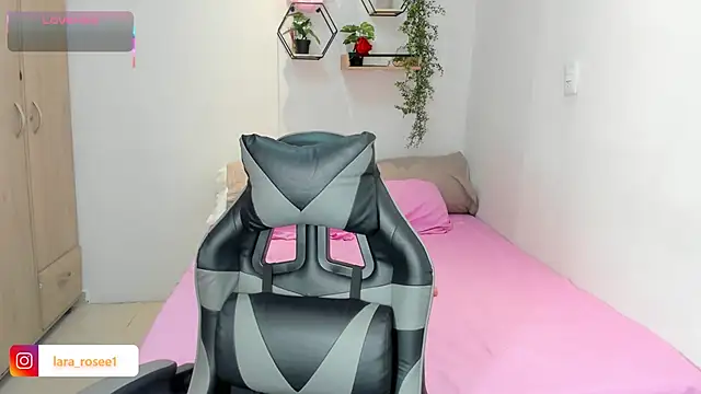 Snapshot of lara_rose1 chatting on October 19, 2025, 7:09 am lara rose1 online show from October 19, 2025, 7:09 am