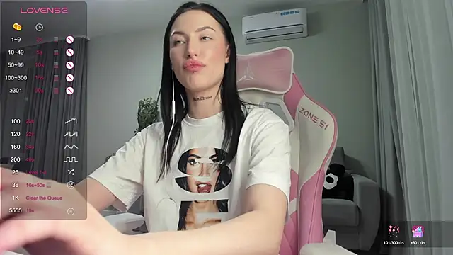 JenniferQueen11 online show from February 7, 2025, 3:08 pm