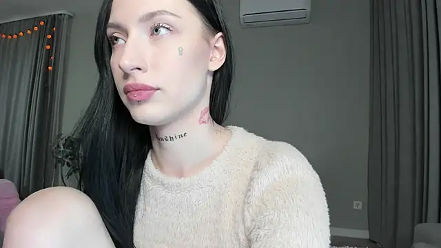 JenniferQueen11 online show from October 28, 2025, 7:38 pm