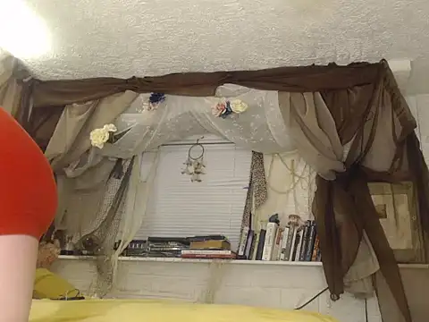 Snapshot of MaxiMillz chatting on February 7, 2026, 2:15 am MaxiMillz online show from February 7, 2026, 2:15 am