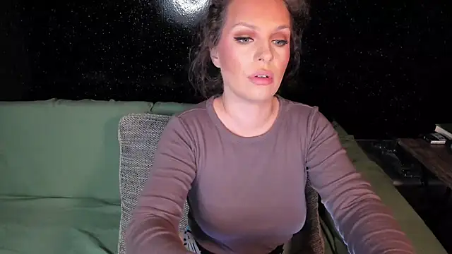 Snapshot of LondonBadGirl chatting on March 14, 2025, 12:32 am LondonBadGirl online show from March 14, 2025, 12:32 am