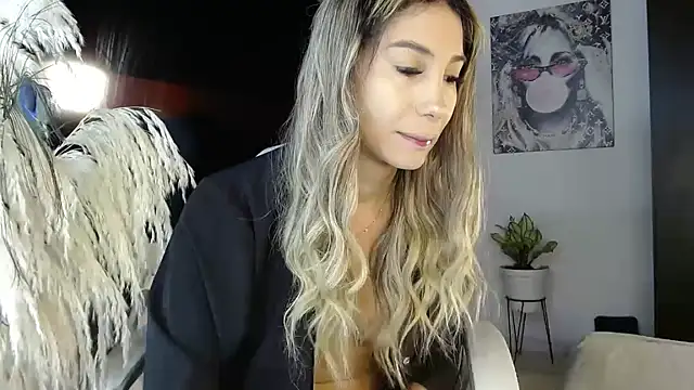 saraplayboy96 online show from October 30, 2025, 11:33 am