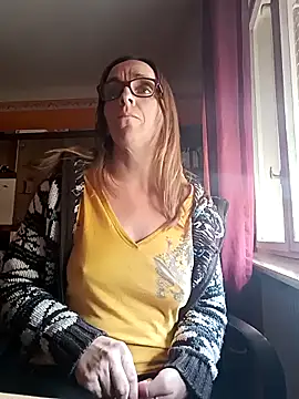 Snapshot of Dettybitch40 chatting on October 7, 2025, 8:33 am Dettybitch40 online show from October 7, 2025, 8:33 am