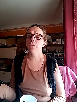 Snapshot of Dettybitch40 chatting on October 21, 2025, 12:39 pm Dettybitch40 online show from October 21, 2025, 12:39 pm