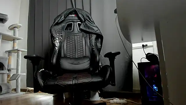 liamaesthetic online show from November 9, 2025, 8:01 am