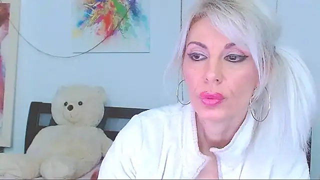 Snapshot of HoneyLara chatting on February 23, 2026, 11:35 pm HoneyLara online show from February 23, 2026, 11:35 pm