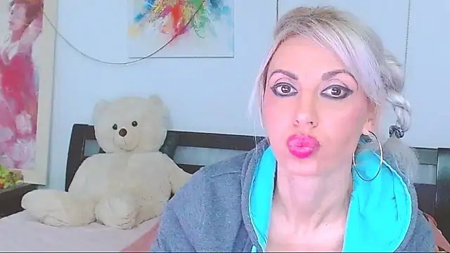 Snapshot of HoneyLara chatting on February 28, 2026, 7:37 pm HoneyLara online show from February 28, 2026, 7:37 pm