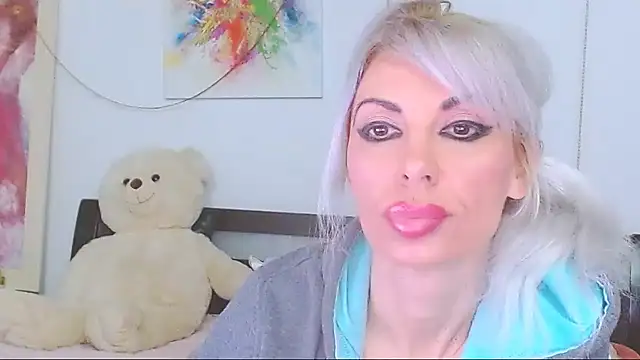 HoneyLara online show from March 9, 2026, 9:19 pm