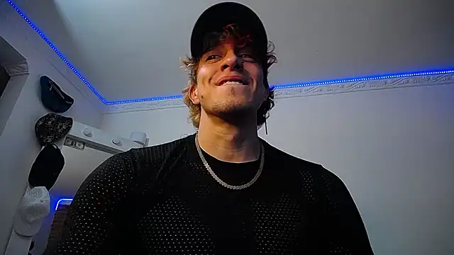 Snapshot of strongboy_ chatting on March 19, 2025, 11:14 pm strongboy online show from March 19, 2025, 11:14 pm