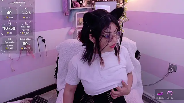 Catwhite  online show from April 14, 2026, 3:18 pm