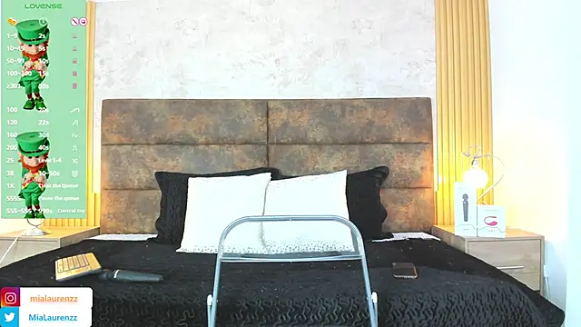 MiaLaurenzz online show from March 18, 2025, 2:04 am