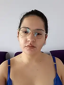MiaLaurenzz online show from October 4, 2025, 5:55 pm