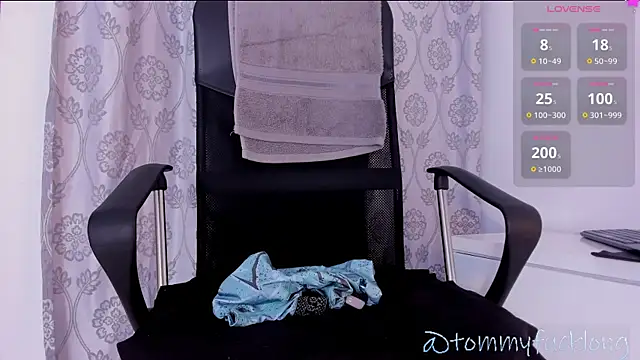 Snapshot of tommylongxx chatting on December 6, 2024, 11:25 pm tommylongxx online show from December 6, 2024, 11:25 pm