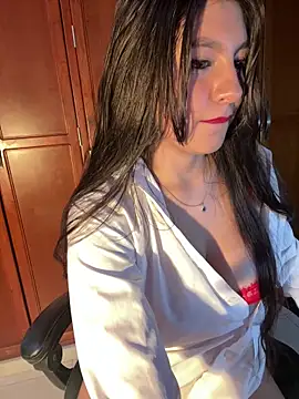 Snapshot of loolla_23 chatting on December 21, 2024, 10:30 pm loolla 23 online show from December 21, 2024, 10:30 pm