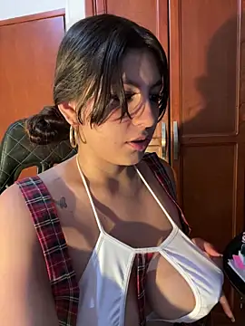 Snapshot of loolla_23 chatting on February 28, 2025, 2:09 am loolla 23 online show from February 28, 2025, 2:09 am