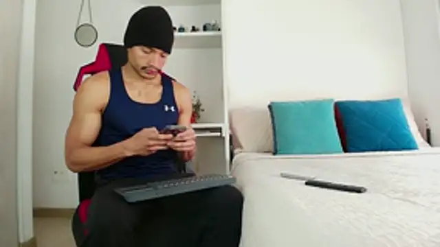 Robyn Miller online show from November 4, 2025, 7:24 pm