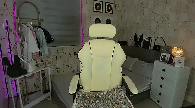 AlexandraMooree online show from March 20, 2025, 9:37 am