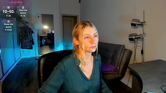 Snapshot of ZoeGrant chatting on February 17, 2026, 9:43 pm ZoeGrant online show from February 17, 2026, 9:43 pm