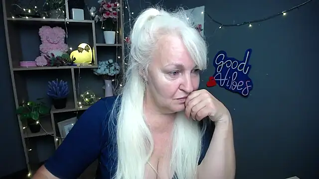Snapshot of BlondyLeeBest chatting on July 11, 2026, 6:43 pm BlondyLeeBest online show from July 11, 2026, 6:43 pm