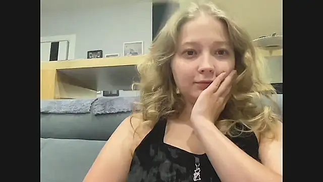 CharmingSarah online show from September 25, 2025, 4:32 pm