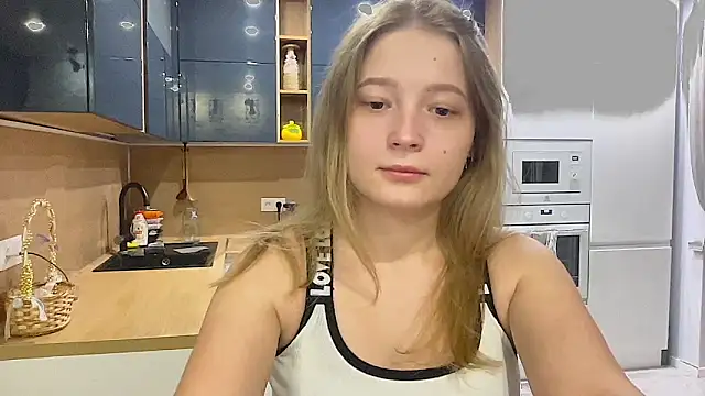 CharmingSarah online show from October 4, 2025, 3:32 pm