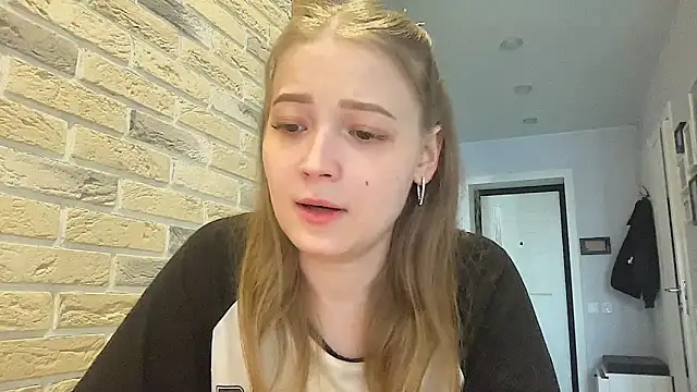 Snapshot of CharmingSarah chatting on April 17, 2026, 1:47 pm CharmingSarah online show from April 17, 2026, 1:47 pm