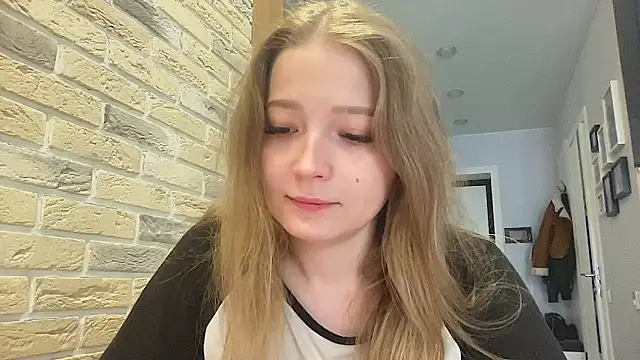 Snapshot of CharmingSarah chatting on May 6, 2026, 2:00 pm CharmingSarah online show from May 6, 2026, 2:00 pm