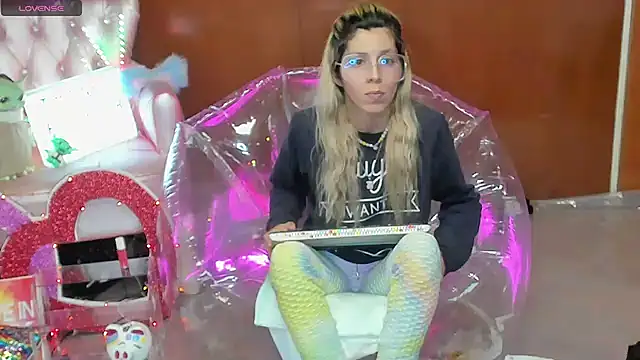 Skinygirl online show from March 6, 2026, 11:45 pm