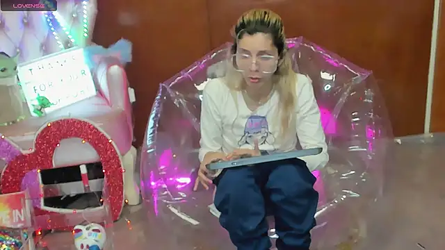 Skinygirl online show from March 10, 2026, 12:04 am