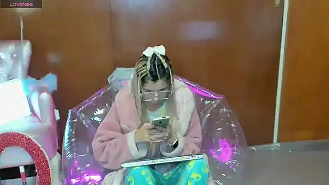 Skinygirl online show from March 17, 2026, 12:15 am