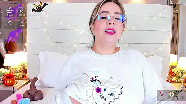 Snapshot of Charlotte93_ chatting on November 5, 2025, 11:43 am Charlotte93 online show from November 5, 2025, 11:43 am