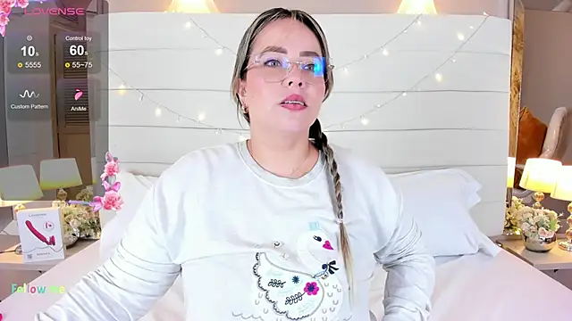 Snapshot of Charlotte93_ chatting on November 18, 2025, 11:47 am Charlotte93 online show from November 18, 2025, 11:47 am