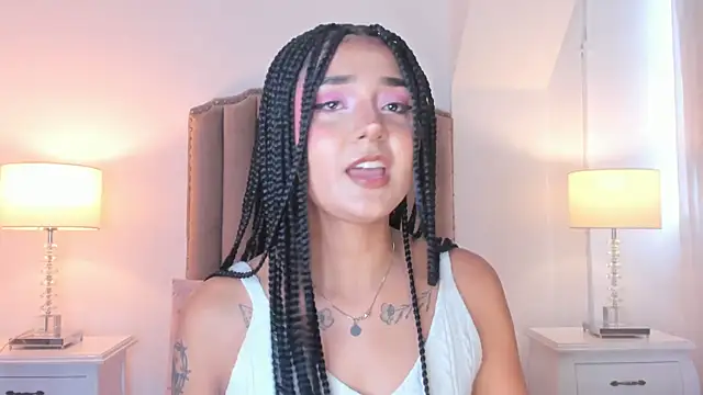 Emma Torres   online show from May 25, 2026, 12:22 pm