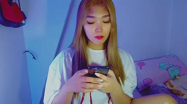 TR4NSCUTI3 online show from December 30, 2024, 8:04 pm